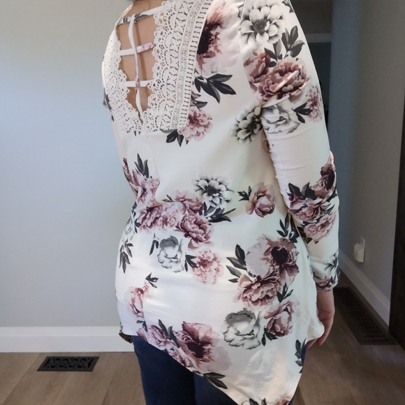 3/$25⭐Long sleeve detailed back floral top - Picture 2 of 6